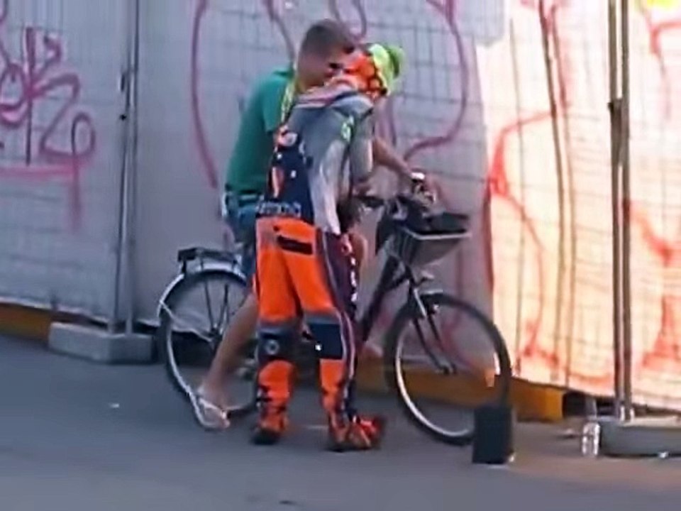 Schau  mal was hat das perssonean an der Strasse gemacht Volg 4