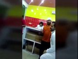 شاهد سعودي يطلق النار على عامل هندي بسبب تأخر وجبة طعام