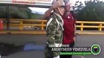 Hombre que cruzó la frontera le agradeció con abrazo a militar en Cúcuta