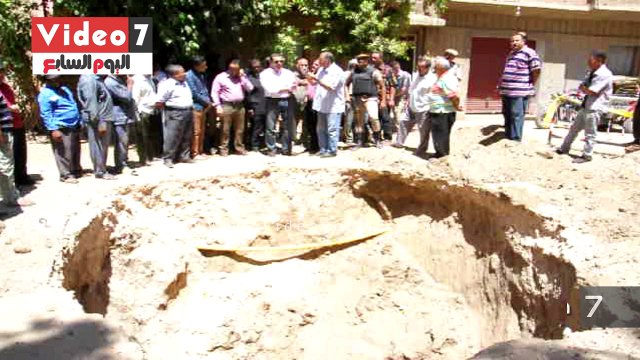هبوط أرضى بشارع مدخل محطة صرف الوليدية بأسيوط