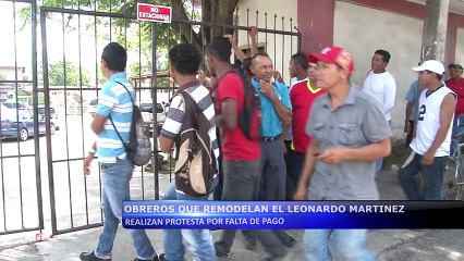 Obreros que remodelan el Leonardo Martínez protestan por falta de pago