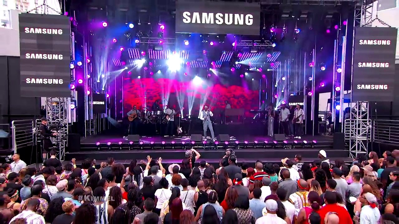 Maxwell Performs "Lake by the Ocean"