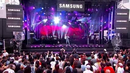 Maxwell Performs "Lake by the Ocean"