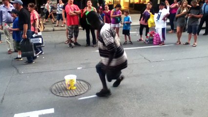 BBOY CAPCOM AVEC UN POPPING STREET SHOW