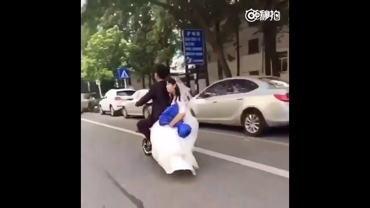 Une jeune mariée fait une grosse chute en scooter et son mari trace sa route !