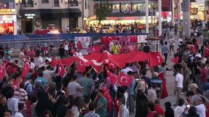 Les sympathisants d'Erdogan se réunissent sur la place Taksim