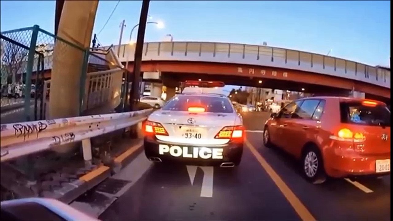 【閲覧注意】ドラレコ ヤクザがキレて警察が飛び降りてきたDQN運転