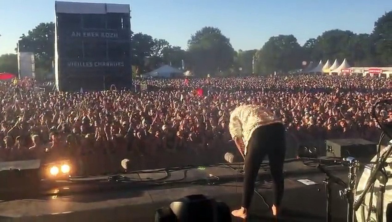 Hommage magnifique du groupe Hyphen Hyphen qui lance un "Qui ne saute pas n’est pas Niçois"