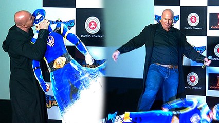 (Video) Nathan Jones VS Tiger Shroff At A Flying Jatt Trailer Launch
