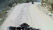 Un motard sur les routes terrifiantes de  Leh Ladakh Khardungla en inde