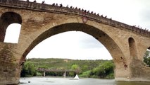 Impressionnante compétition d'escalade sous un pont en Espagne - Le premier en haut a gagné mais attention aux chutes