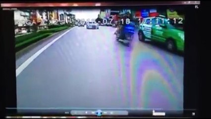 CSGT chặn bắt, người đi xe máy lao vào dải phân cách