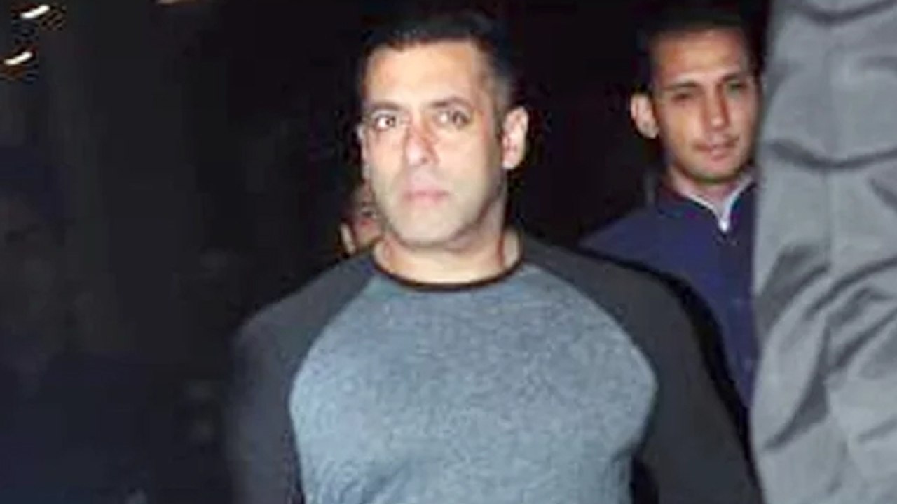 Salman Khan SPOTTED At Airport, Returns From De...