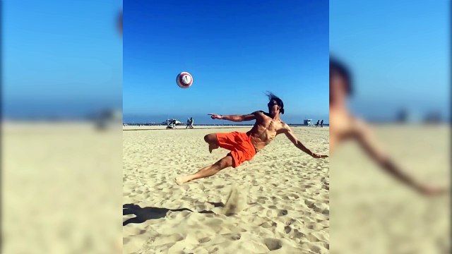 Le ciseau de Zlatan en slow motion sur la plage