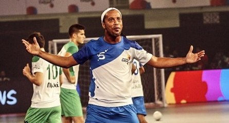 Le quintuplé magique de Ronaldinho lors d'un tournoi de Futsal