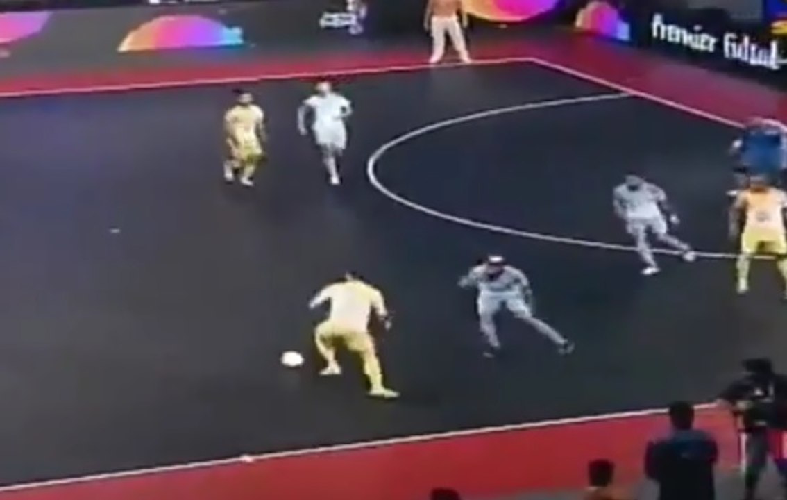 Quand Sean Garnier fait des misères à Ryan Giggs lors d'un tournoi de Futsal !