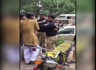 ایک نوجوان کو عزیز بھٹی تھانے کے اہلکاروں نے مارا پیٹا