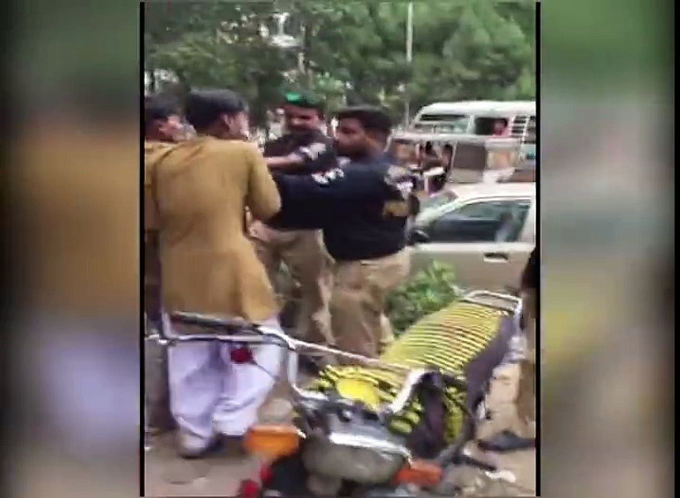 ایک نوجوان کو عزیز بھٹی تھانے کے اہلکاروں نے مارا پیٹا
