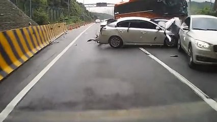 Un bus fonce sur des voitures à l'arrêt