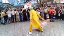 Deux cosplayers reproduisent la danse de The Mask d'une façon spectaculaire !