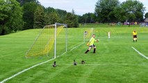 Un famille de canard se fait expulser d'un terrain de football !