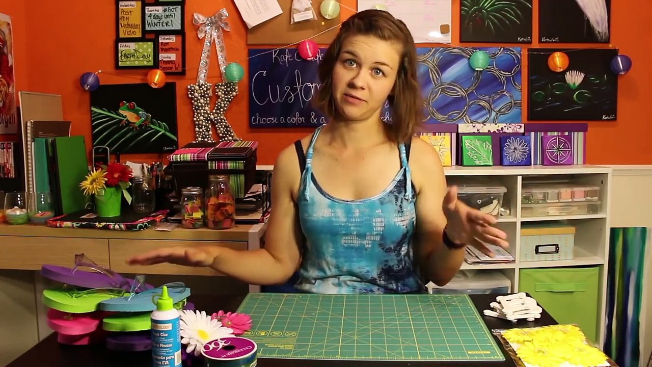 Elle commence par assembler des tongs ensemble, mais attendez de voir ce qu’elle va réaliser