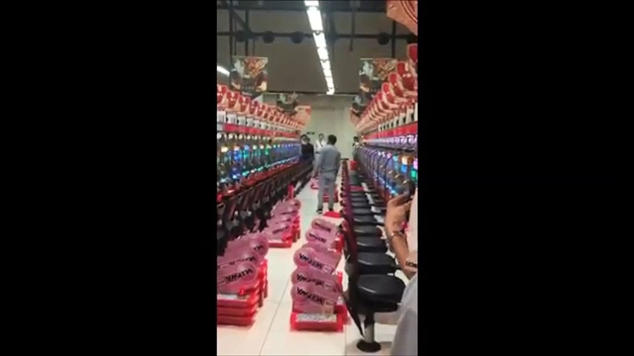 【閲覧注意】パチンコ店でハンマー男が大暴れ！ 台を壊しまくる事件が発生 【衝撃映像】