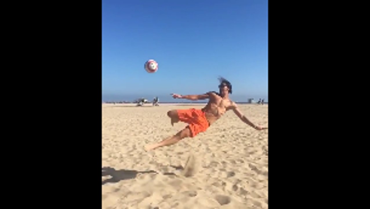 Zlatan Ibrahimovic With Awesome Bicycle Kick In Venice Beach!