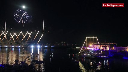 Brest 2016. Le feu d'artifice final sous la pleine lune ! (Le Télégramme)