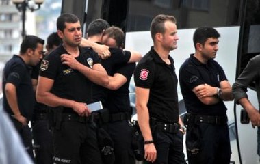 Descargar video: Trabzon'da Polise Yönelik Saldırıda Şehit Sayısı 3'e Yükseldi, 4'ü Polis 5 Yaralı