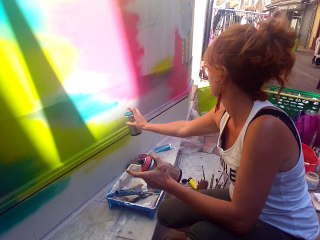 Elodie Guais décore les vitrines de Langon