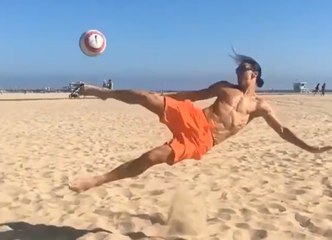 Quand Zlatan Ibrahimovic montre qu'il est en pleine forme sur une plage de Los Angeles
