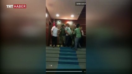 Valiliği basan askerleri vatandaş engelledi