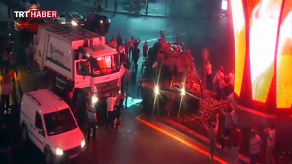 Vatandaş tankın önüne yattı