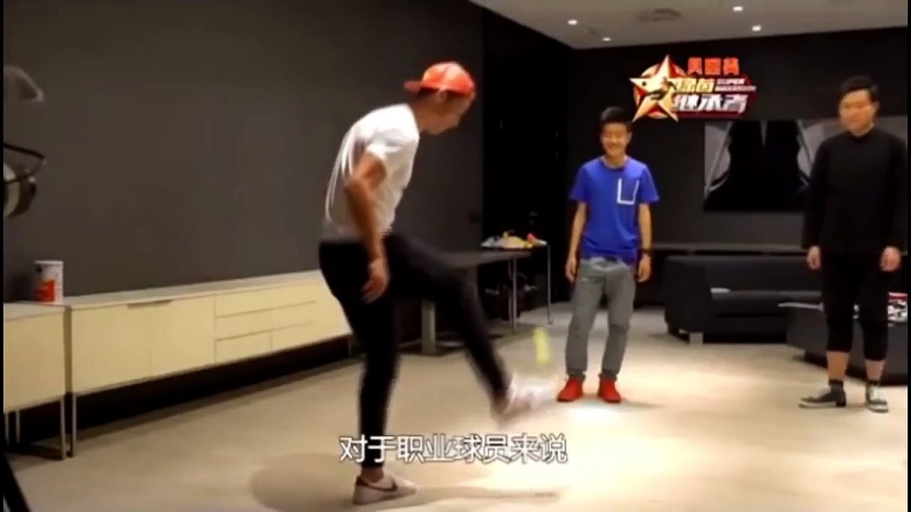 Cristiano Ronaldo Amazing Juggling a Tennis Bal...