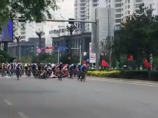 Un peatón provoca una espectacular caída en el Tour de Qinghai
