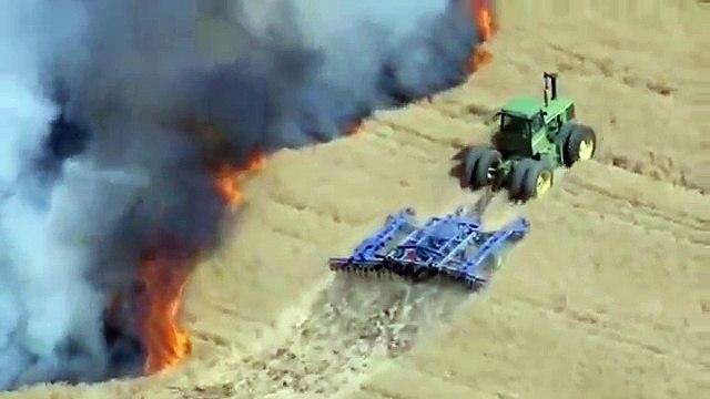 Son champ de blé est la proie des flammes, ce que cet agriculteur va faire avec son tracteur va choquer plus d'un
