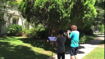 La cómica felicitación de John Williams a dos músicos en el jardín de su casa
