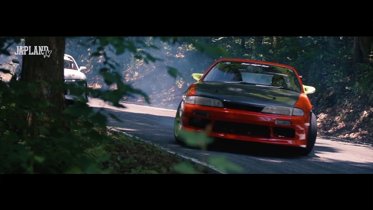 Impressionnante course de Drift en voiture dans les montagnes au Japon