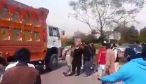 پاکستانی قوم جاگ گئی۔ پولیس نے وی آئی پی کے گزرنے کے لیے سڑک بلاک کی تو عوام نے زبردستی روٹ کو کھول دیا پولیس والے دیکھت