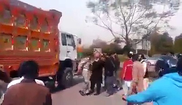 پاکستانی قوم جاگ گئی۔ پولیس نے وی آئی پی کے گزرنے کے لیے سڑک بلاک کی تو عوام نے زبردستی روٹ کو کھول دیا پولیس والے دیکھت