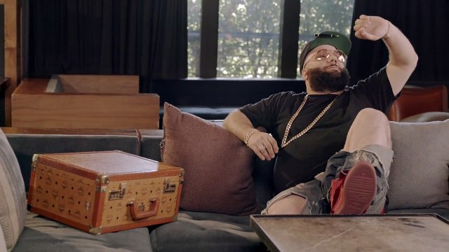 2 Chainz essaye des lunettes à 50 000$ | GQ