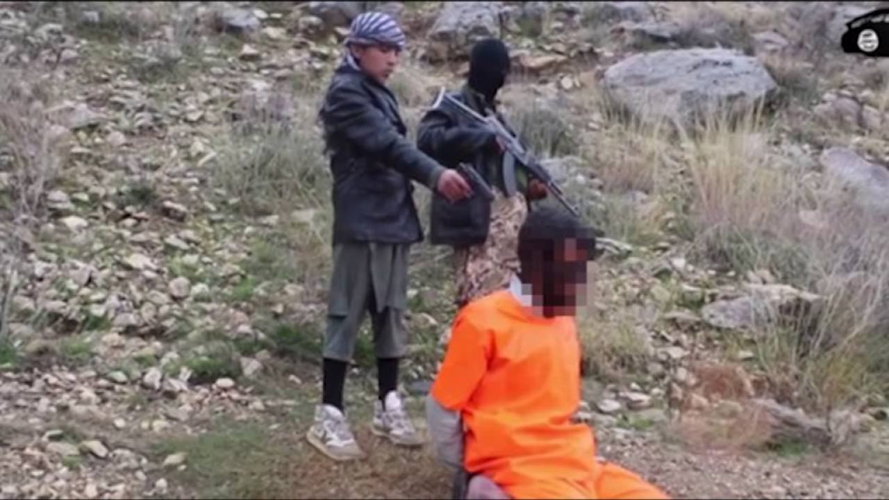 VIDEO E TMERRSHME E ISIS KU TREGOHEN FEMIJET QE VRASIN DY SPIUNE TALEBANE LAJM
