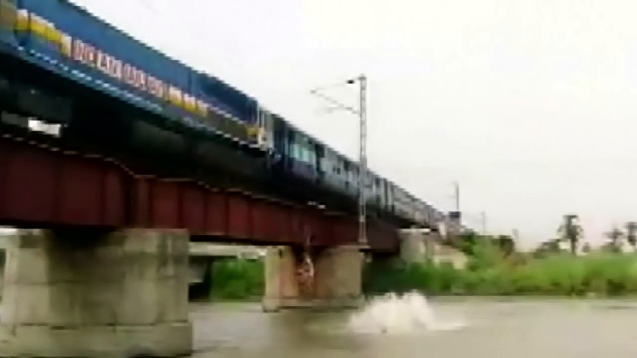 Boys risk lives playing dangerous train game(1)