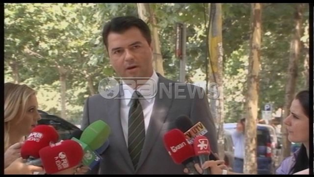 Ora News – Basha uron besimtarët myslimanë dhe këndon disa vargje të Kuranit