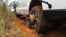 O jipe ficou enterrado, mas a maneira como ele o tira da areia é de génio