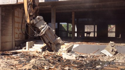 Le broyeur à béton mange le Crédit Agricole