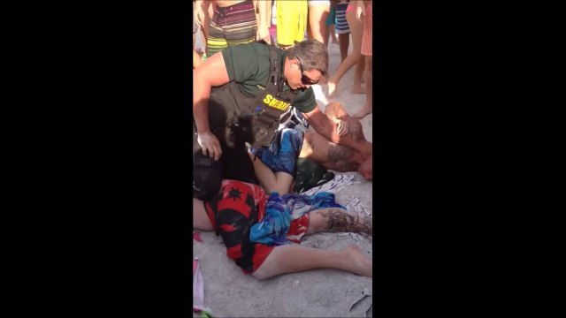 Un super flic stoppe à lui tout seul une grosse bagarre sur une plage aux USA - Mieux que Robocop