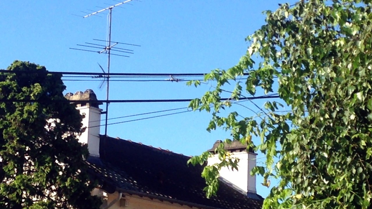 Avion survolant Savigny-sur-Orge dans l'axe d'atterrissage vers la piste de 2 d'Orly durant les travaux 2016