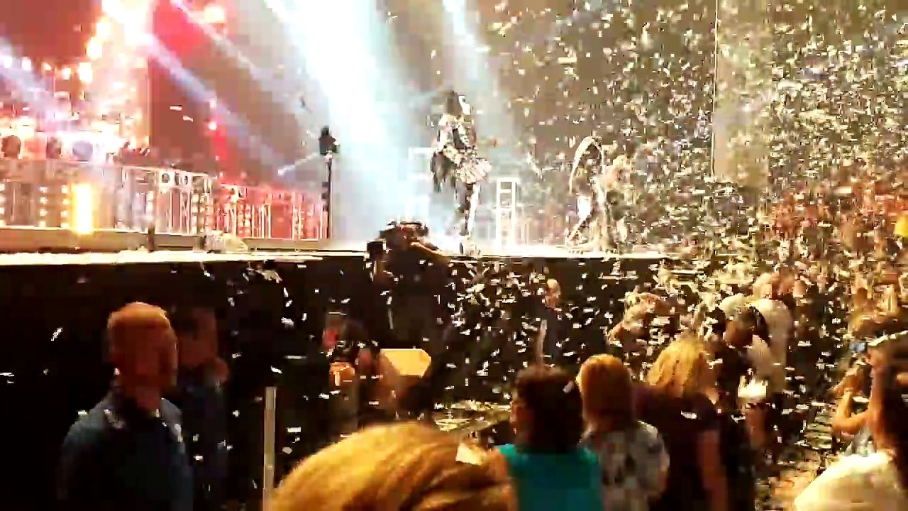 Gene Simmons Falling Onstage! Noooo!
